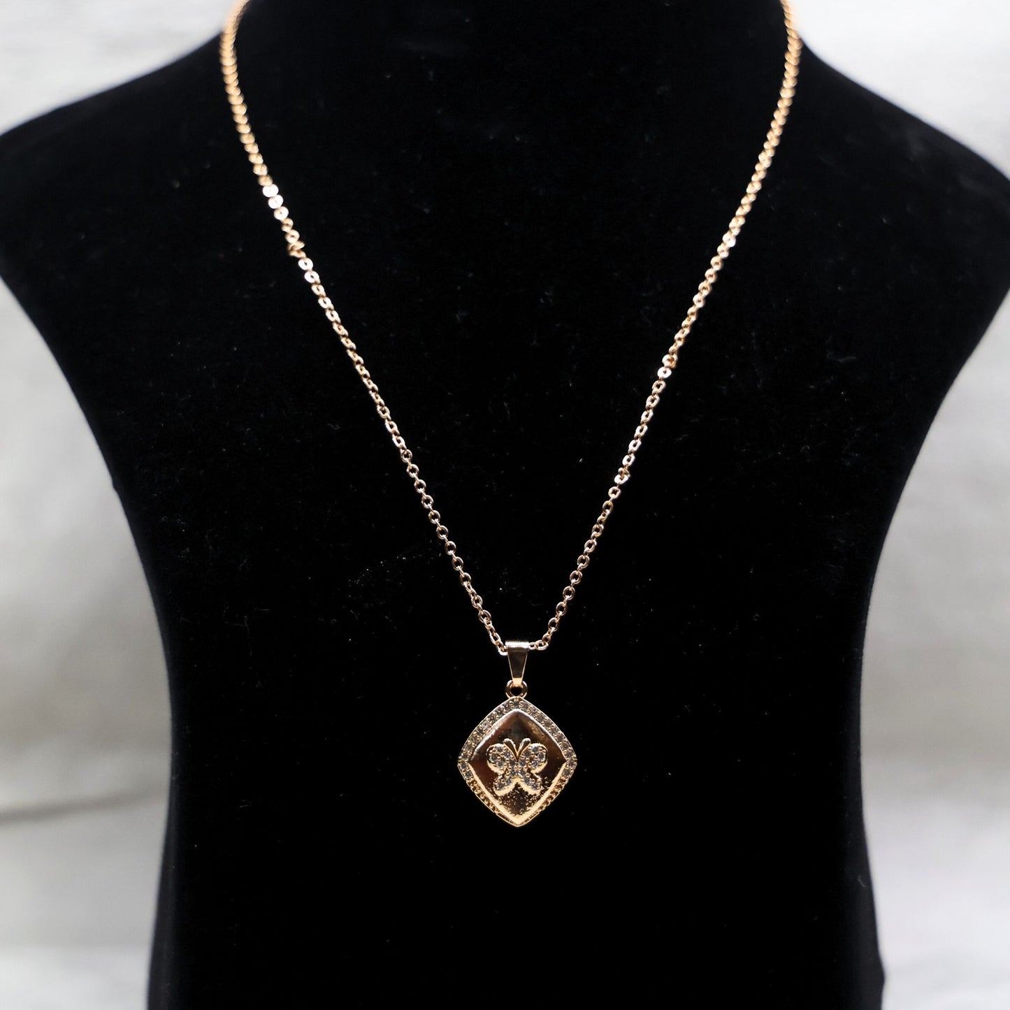 Flutty Pendant - Hey Banno