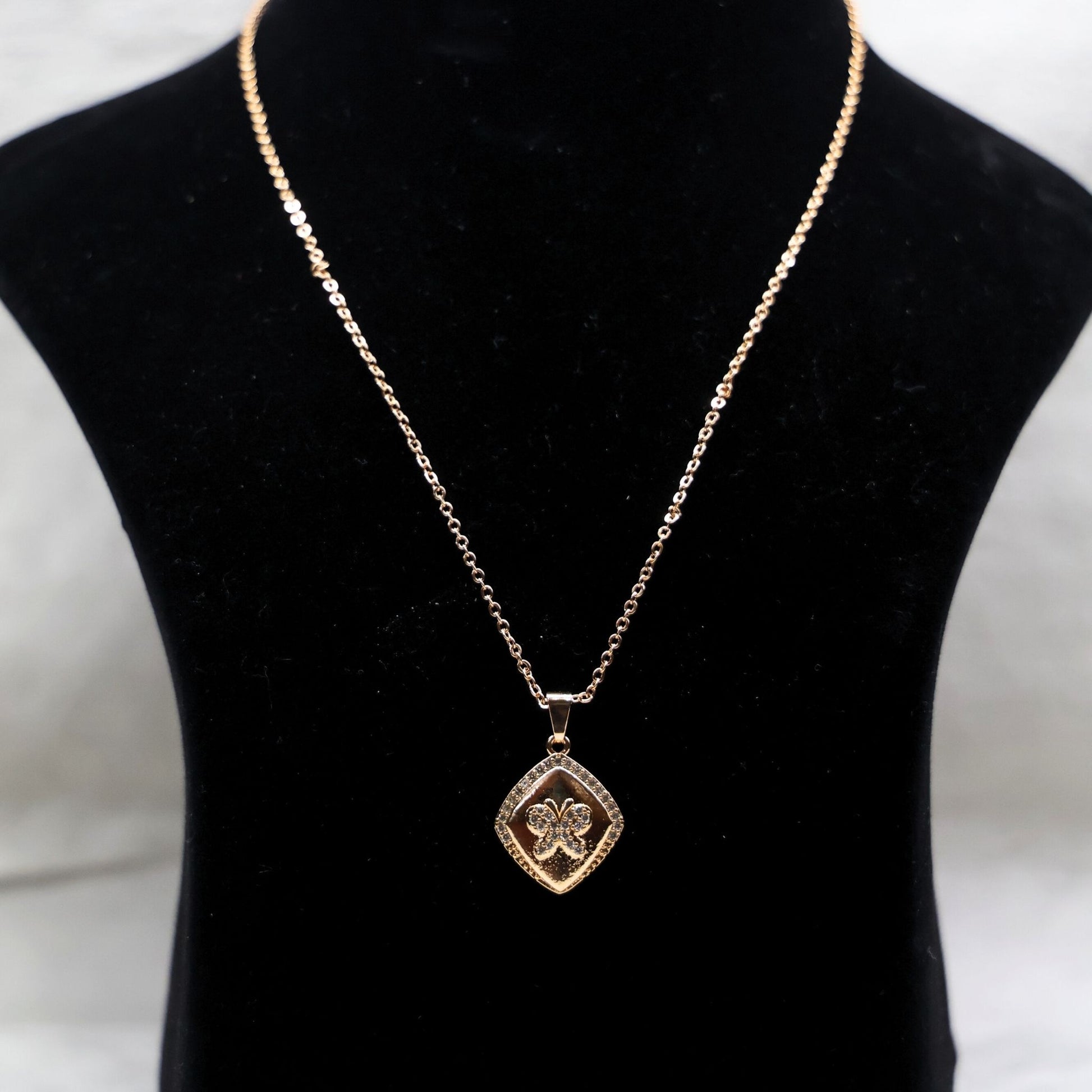 Flutty Pendant - Hey Banno