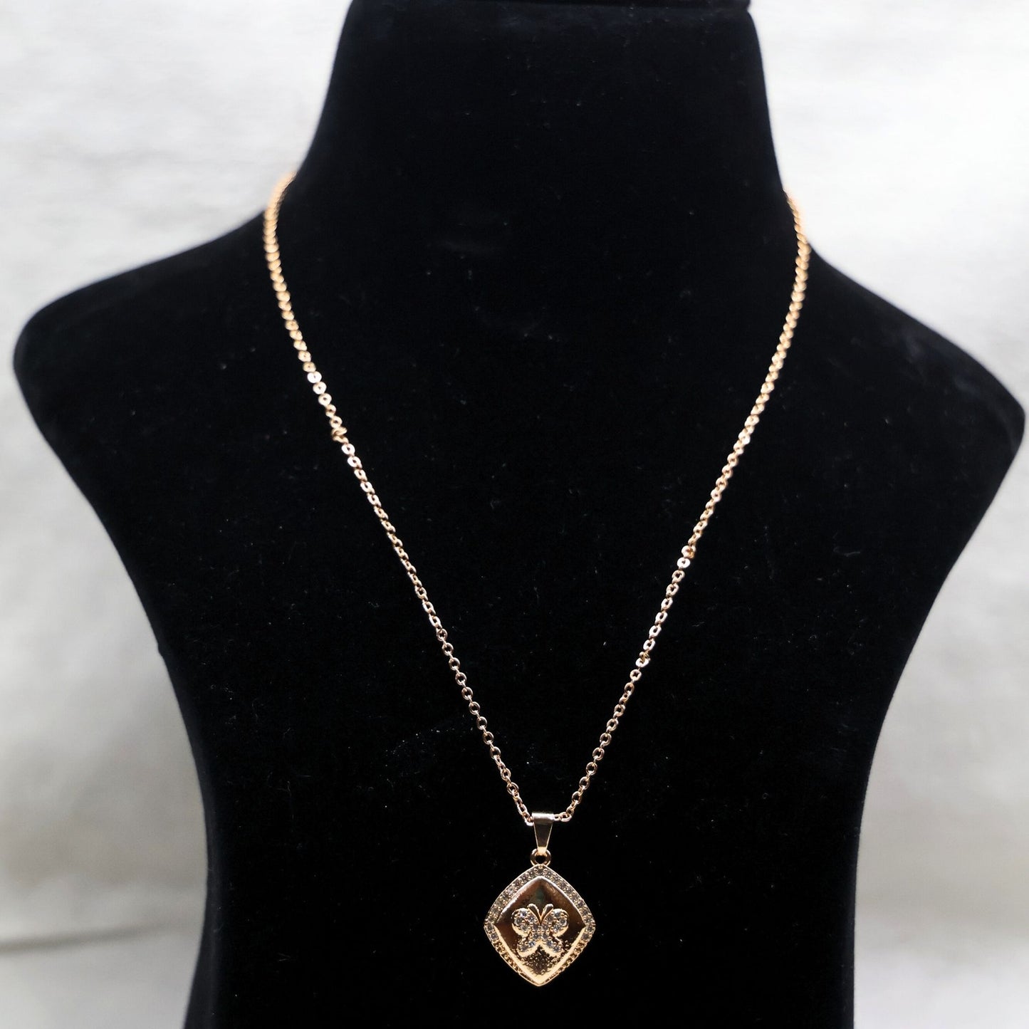 Flutty Pendant - Hey Banno